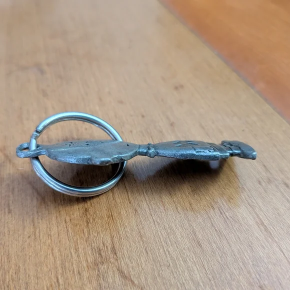 Metal Charlie Brown Key Chain - Picture 3 of 4